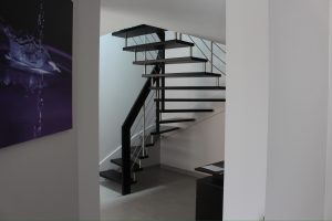 Escalier suspendu sur plot inox teinté