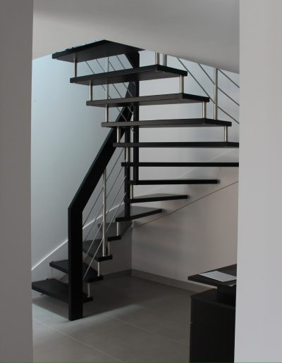 Escalier suspendu sur plot inox teinté