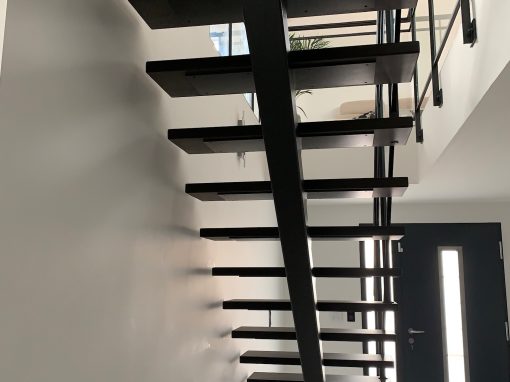 Haguenau : escalier limon central en acier laqué noit et marche teintés, garde-corps avec verre et acier plat