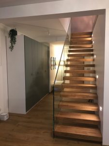 Escalier autoporteur suspendu design en bois et garde-corps full verrre