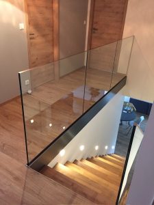 Escalier autoporteur suspendu design en bois et garde-corps full verrre