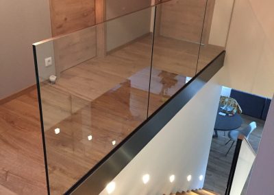 Blotzheim : escalier autoporteur en bois massif avec garde-corps full verre