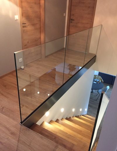 Escalier autoporteur suspendu design en bois et garde-corps full verrre