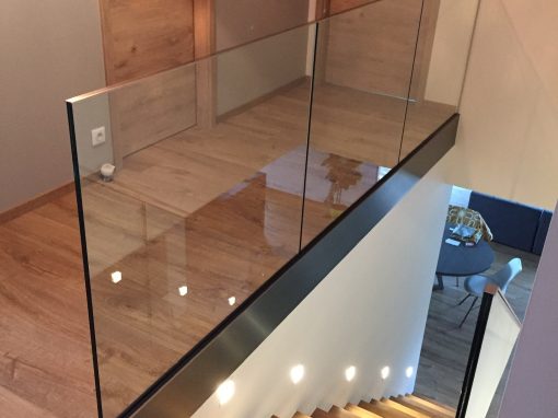 Blotzheim : escalier autoporteur en bois massif avec garde-corps full verre