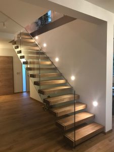 Escalier autoporteur suspendu design en bois et garde-corps full verrre