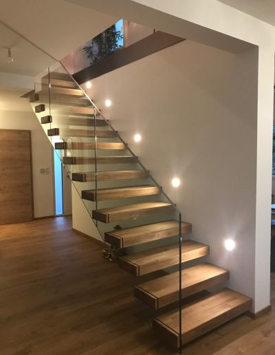 Escalier autoporteur suspendu design en bois et garde-corps full verrre