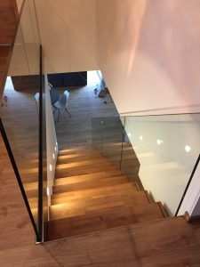 Escalier autoporteur suspendu design en bois et garde-corps full verrre