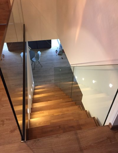 Escalier autoporteur suspendu design en bois et garde-corps full verrre