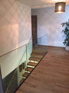 Escalier autoporteur suspendu design en bois et garde-corps full verrre