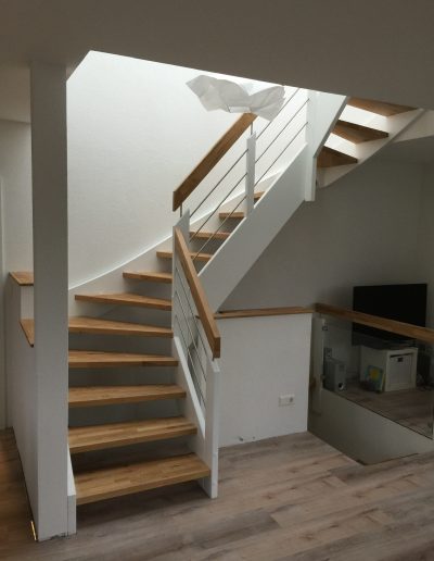 Escalier traditionnel avec limon en bois blanc, marche en chênes, main courante en bois et tige horizontale en inoc