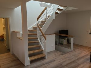 Escalier traditionnel avec limon en bois blanc, marche en chênes, main courante en bois et tige horizontale en inoc