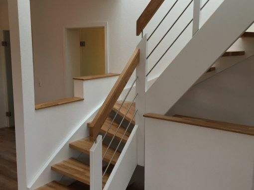 Munster: escalier sur mesure en bois avec rampant inox