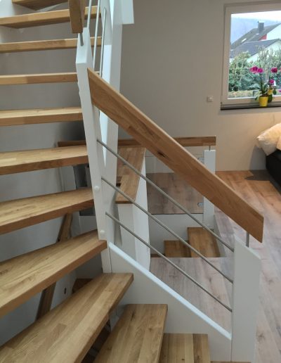 Escalier traditionnel avec limon en bois blanc, marche en chênes, main courante en bois et tige horizontale en inoc