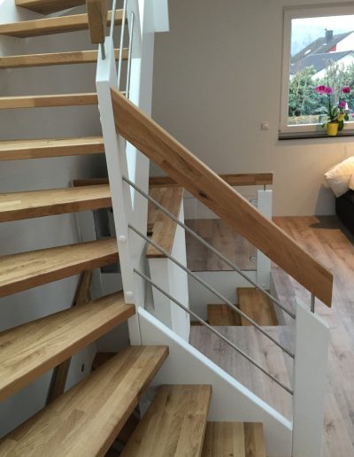 Escalier traditionnel avec limon en bois blanc, marche en chênes, main courante en bois et tige horizontale en inoc