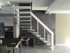 Escalier suspendu sur plot inox avec garde-corps rampant bois-inox laqué blanc