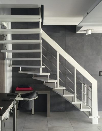 Escalier suspendu sur plot inox avec garde-corps rampant bois-inox laqué blanc
