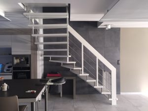 Escalier suspendu sur plot inox avec garde-corps rampant bois-inox laqué blanc