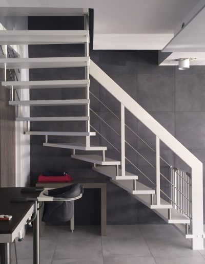 Escalier suspendu sur plot inox avec garde-corps rampant bois-inox laqué blanc