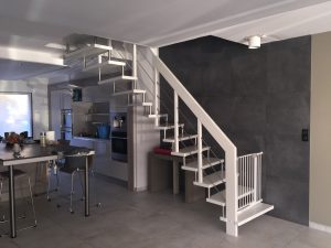 Escalier suspendu sur plot inox avec garde-corps rampant bois-inox laqué blanc