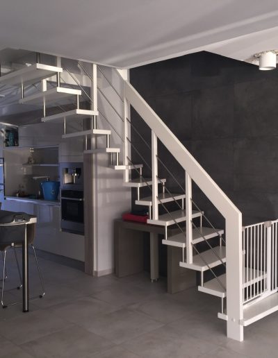 Escalier suspendu sur plot inox avec garde-corps rampant bois-inox laqué blanc