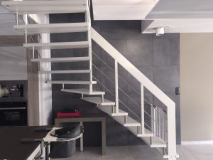 Escalier suspendu sur plot inox avec garde-corps rampant bois-inox laqué blanc