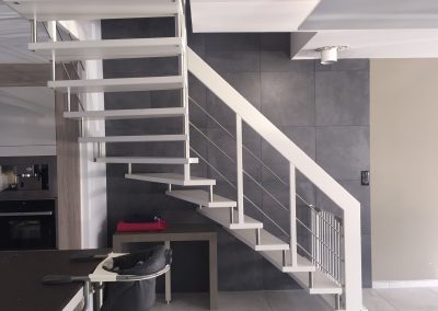 Escalier suspendu sur mesure à Metzeral sur plot inox laqué blanc avec rampant bois et inox