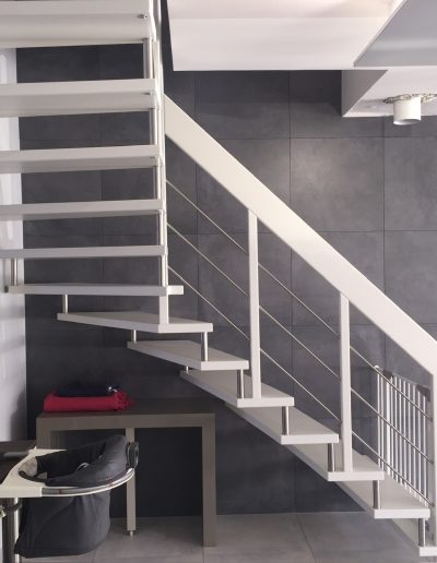 Escalier suspendu sur plot inox avec garde-corps rampant bois-inox laqué blanc