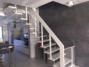 Escalier suspendu sur plot inox avec garde-corps rampant bois-inox laqué blanc