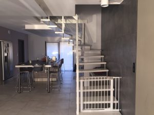 Escalier suspendu sur plot inox avec garde-corps rampant bois-inox laqué blanc