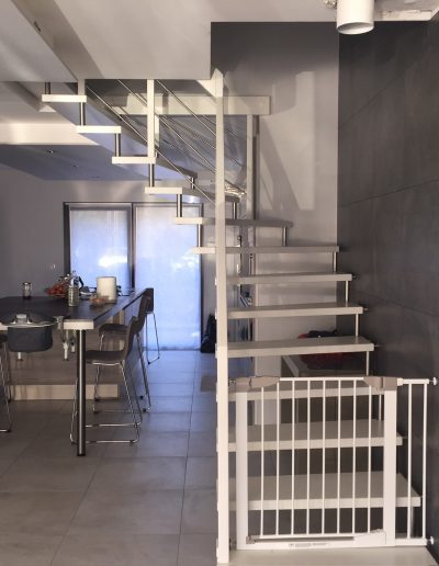 Escalier suspendu sur plot inox avec garde-corps rampant bois-inox laqué blanc