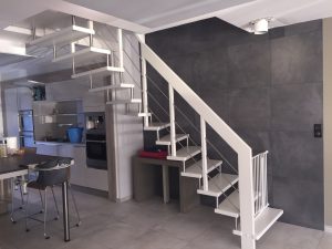 Escalier suspendu sur plot inox avec garde-corps rampant bois-inox laqué blanc