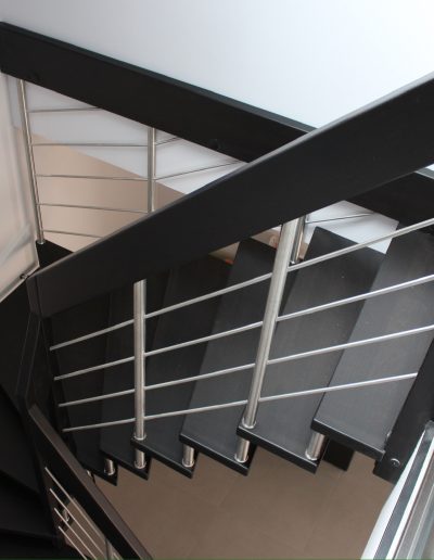 Escalier suspendu sur plot inox teinté