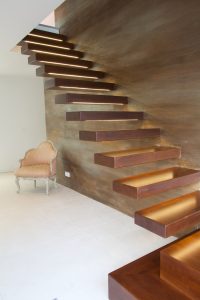 Escalier autoporteur suspendu teinté un quart tournant avec marche pallièrer au départ sans garde-corps