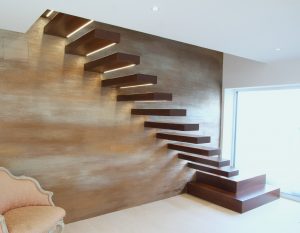 Escalier autoporteur suspendu teinté un quart tournant avec marche pallièrer au départ sans garde-corps