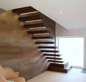 Escalier autoporteur suspendu teinté un quart tournant avec marche pallièrer au départ sans garde-corps