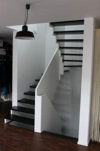 Escalier design sur mesure entre limon cremaillere bois laqué blanc