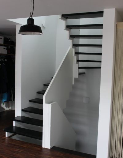 Escalier design sur mesure entre limon cremaillere bois laqué blanc