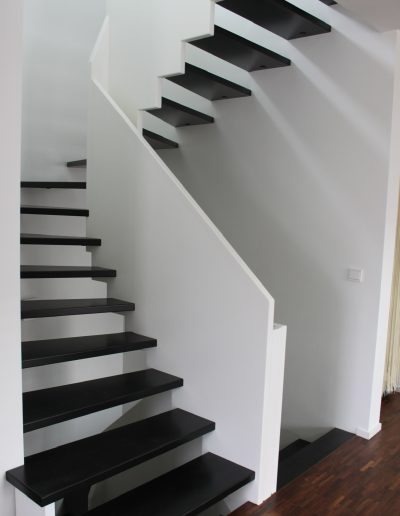Escalier design sur mesure entre limon cremaillere bois laqué blanc