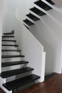 Escalier design sur mesure entre limon cremaillere bois laqué blanc