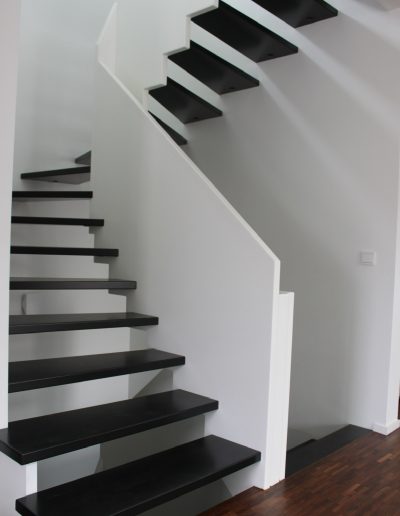 Escalier design sur mesure entre limon cremaillere bois laqué blanc