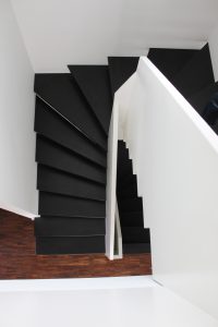 Escalier design sur mesure entre limon cremaillere bois laqué blanc