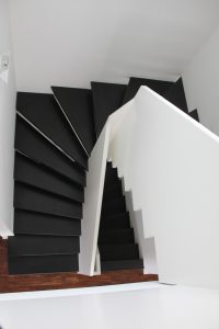 Escalier design sur mesure entre limon cremaillere bois laqué blanc