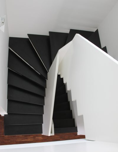 Escalier design sur mesure entre limon cremaillere bois laqué blanc
