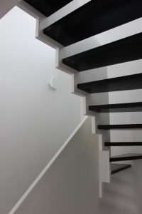 Escalier design sur mesure entre limon cremaillere bois laqué blanc