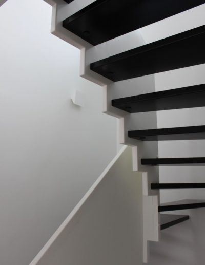 Escalier design sur mesure entre limon cremaillere bois laqué blanc