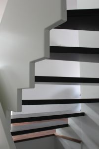 Escalier design sur mesure entre limon cremaillere bois laqué blanc