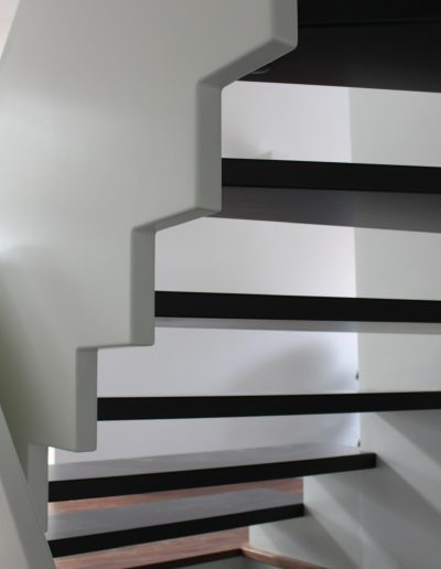 Escalier design sur mesure entre limon cremaillere bois laqué blanc