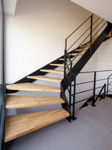 Escalier bois métal, limon acier laqué, garde-corps soudé en fer plat avec fer horizontaux soudés, marches en hêtre