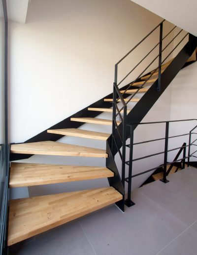 Escalier bois métal, limon acier laqué, garde-corps soudé en fer plat avec fer horizontaux soudés, marches en hêtre