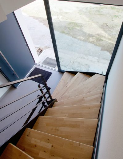 Escalier bois métal, limon acier laqué, garde-corps soudé en fer plat avec fer horizontaux soudés, marches en hêtre